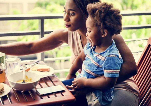Madre Soltera Desayunando Con Hijo —  Fotos de Stock