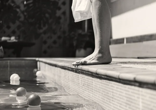 Femme Debout Près Une Piscine — Photo