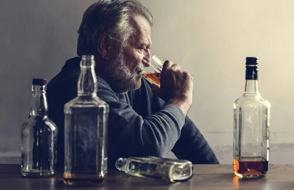 Oudere Man Zit Drinken Whisky Alcoholische Verslaving Slechte Gewoonte — Stockfoto