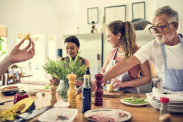 Grupo Amigos Están Cocinando Cocina —  Fotos de Stock