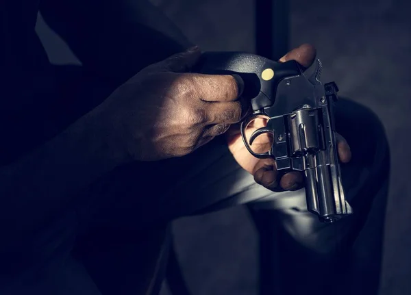 Чоловічі Руки Тримають Пістолет Тіні — стокове фото
