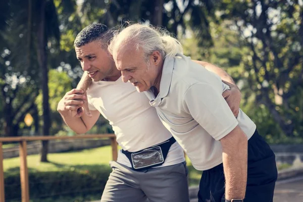 Homem Dando Esporte Primeiros Socorros Para Homem Idoso — Fotografia de Stock