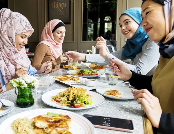 Mujeres Islámicas Amigas Cenando Juntas Con Felicidad — Foto de Stock