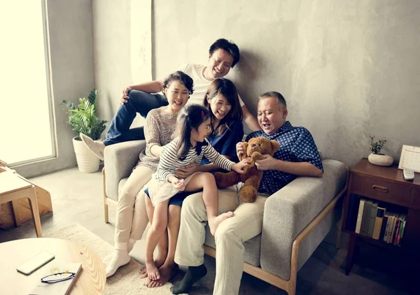 Glückliche Japanische Familie Auf Dem Sofa — Stockfoto