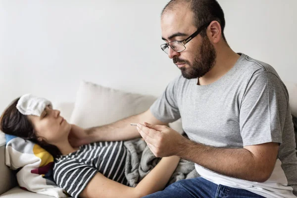 Mujer Con Toalla Fría Fiebre Alta —  Fotos de Stock