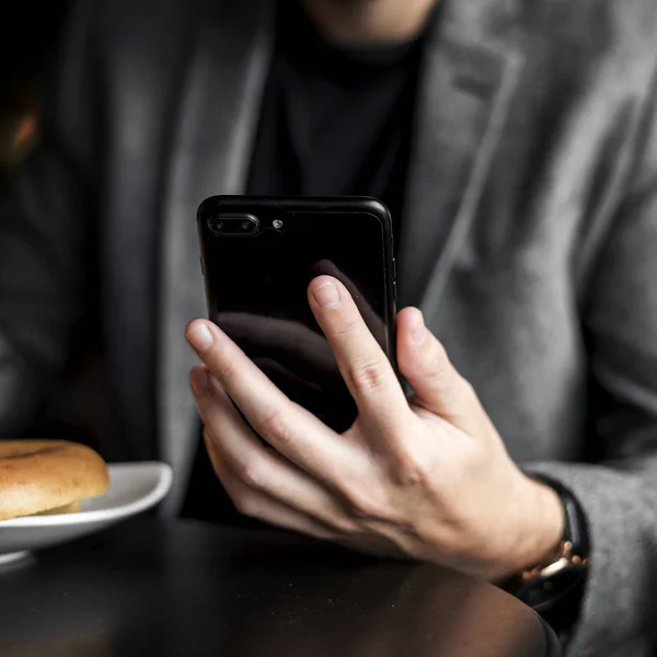 Homem Lendo Mensagens Seu Telefone — Fotografia de Stock