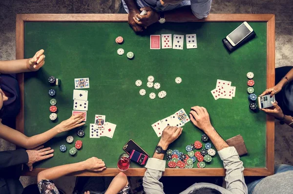 Άτομα Παίζοντας Πόκερ Τραπέζι Στο Καζίνο Top View — Φωτογραφία Αρχείου