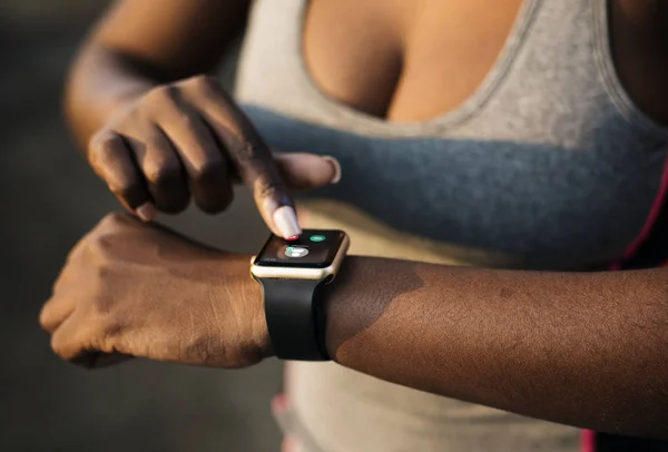 Mulher Africana Ativa Usando Dispositivo Digital Smartwatch — Fotografia de Stock