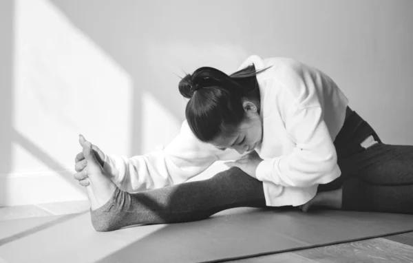 Noir Blanc Coup Jeune Asiatique Femme Étirement Sur Tapis Yoga — Photo