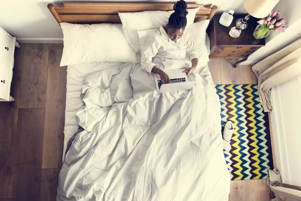 Mulher Afro Americana Cama Usando Laptop — Fotografia de Stock