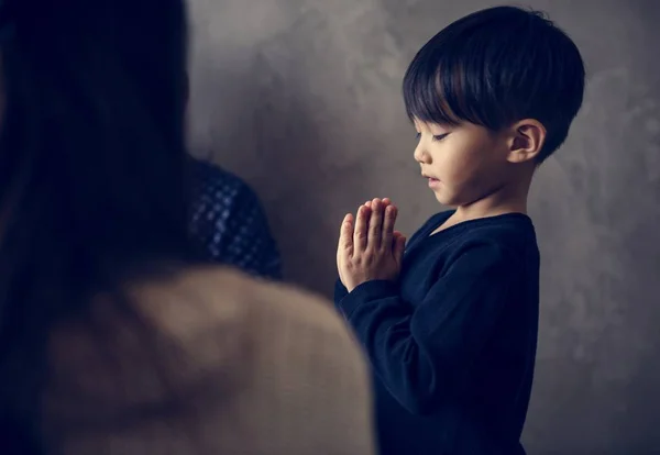 Japon Çocuk Dua Yakın Çekim — Stok fotoğraf
