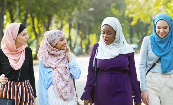 Kelompok Teman Teman Islamik Merangkul Dan Tersenyum Bersama — Stok Foto