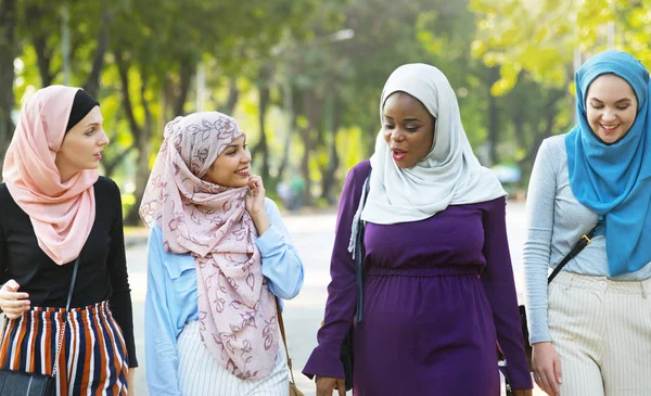 Grupp Islamiska Vänner Omfamna Och Leende Tillsammans — Stockfoto