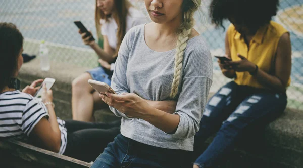 Vrienden Het Park Met Behulp Van Smartphones — Stockfoto