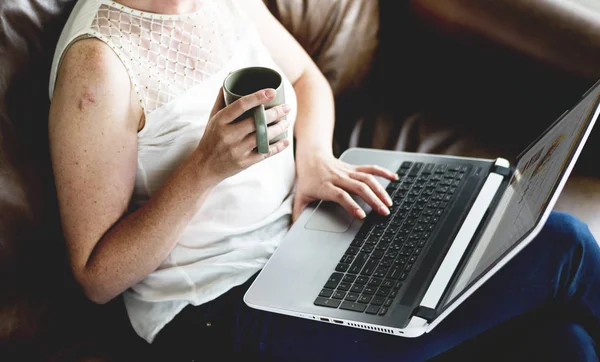 Uma Mulher Usando Laptop Sofá — Fotografia de Stock