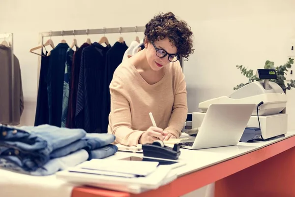 Frau Arbeitet Ihren Projekten — Stockfoto