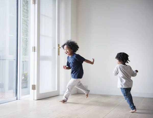 Giovani Ragazzi Neri Polaying Nella Loro Nuova Casa — Foto Stock