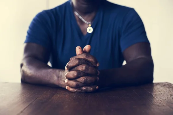 Fechar Homem Negro Sentado Com Dedos Interligados — Fotografia de Stock