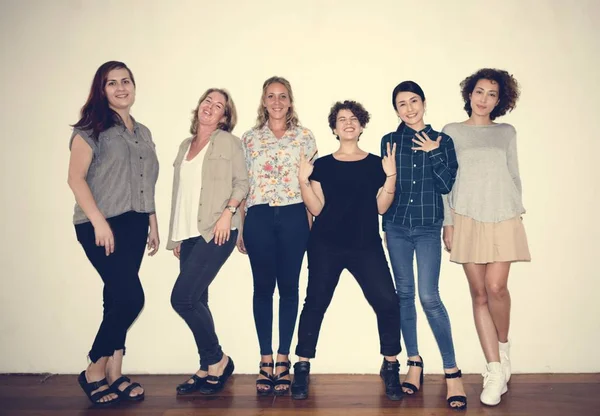ポーズの女性の多様なグループ — ストック写真