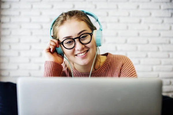 Junge Frau Hört Musik — Stockfoto