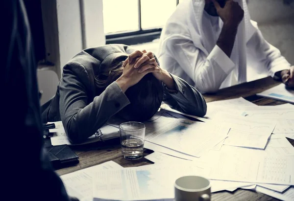 Trött Stressad Kvinna Som Täcker Huvudet Med Händerna Och Sitter — Stockfoto