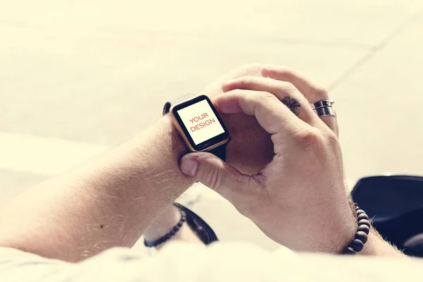 Primer Plano Del Hombre Con Reloj Pulsera Digital —  Fotos de Stock