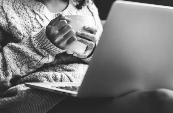 Vrouw Werkt Aan Een Laptop — Stockfoto