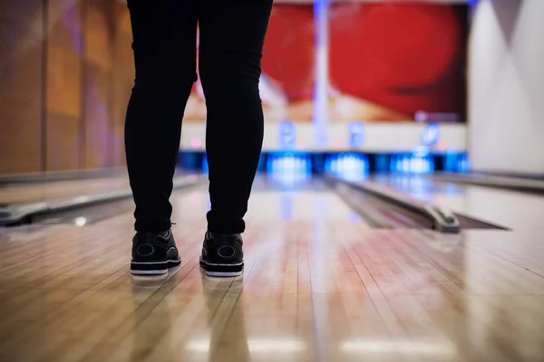 Standing Front Bowling Alley — Stock Photo, Image