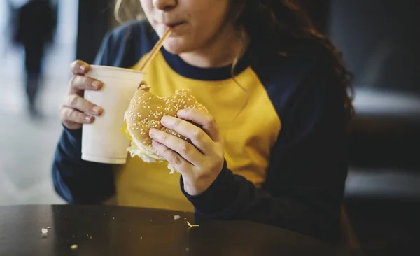 青少年女孩吃汉堡包肥胖概念的特写 — 图库照片