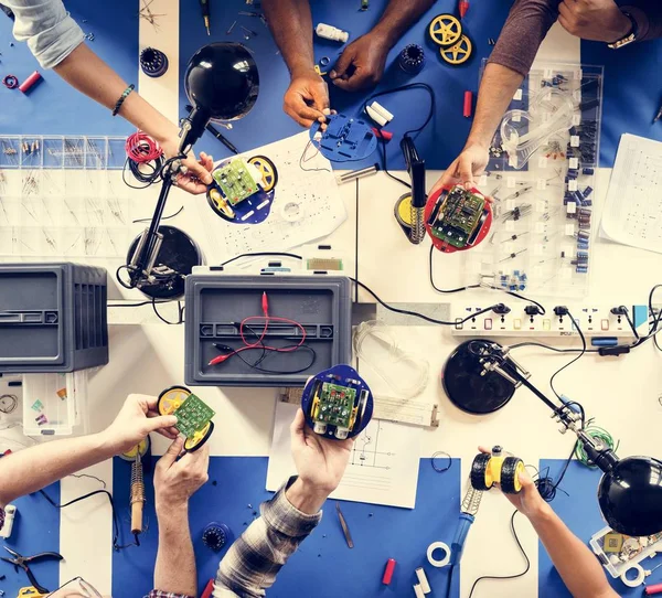 Equipo Técnico Que Trabaja Taller Reparación Electrónica —  Fotos de Stock