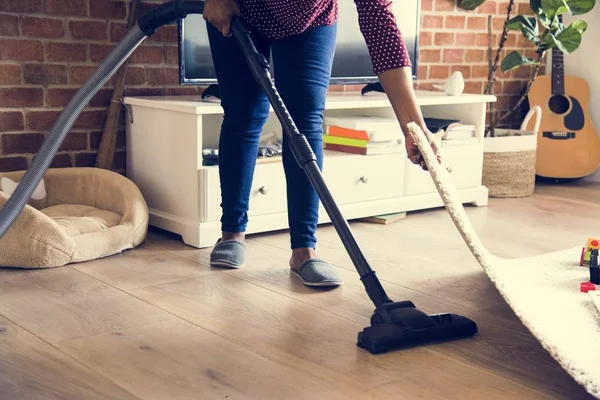 Mujer Negra Está Limpiando Habitación —  Fotos de Stock