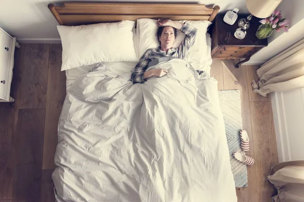 ベッドの上の不眠症女性 — ストック写真