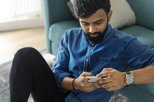 Man Använder Mobiltelefon Golvet — Stockfoto