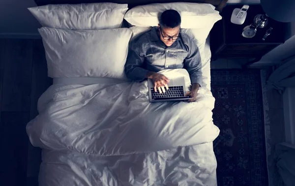 Homem Cama Usando Seu Laptop — Fotografia de Stock