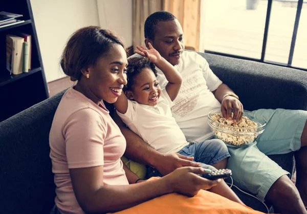 Familia Africana Comiendo Palomitas Maíz Mientras Películas Casa —  Fotos de Stock