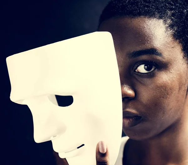 Africano Mulher Segurando Máscara Branca — Fotografia de Stock