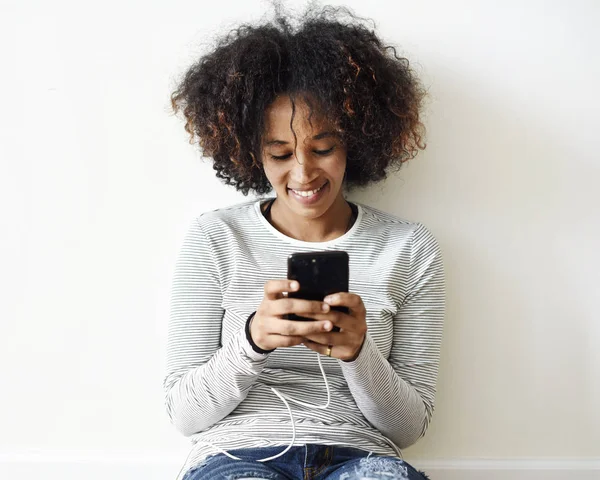 Lächelnde Frau Mit Smartphone — Stockfoto