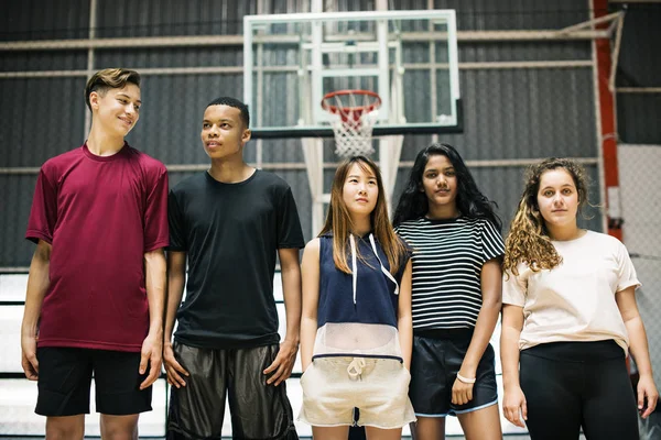 Grupo Jóvenes Amigos Adolescentes Una Cancha Baloncesto Pie Fila — Foto de Stock