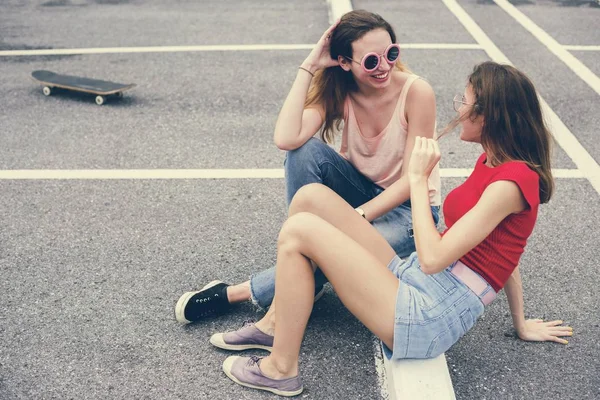 Mujeres Amigas Sentadas Suelo Hablando Juntas —  Fotos de Stock