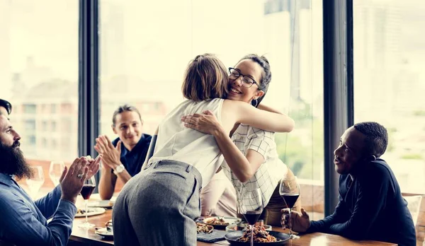 Diverse Freunde Zusammen Restaurant — Stockfoto