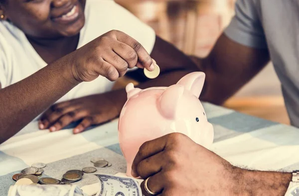 Pai Filha Economizando Dinheiro Para Banco Porquinho — Fotografia de Stock