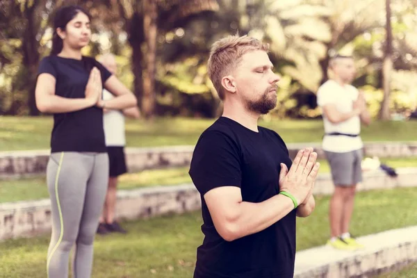 Mensen Doen Yoga Het Park — Stockfoto