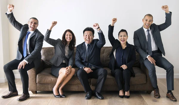 Happy Επιχειρηματίες Στα Κοστούμια Κάθονται Μαζί Στον Καναπέ — Φωτογραφία Αρχείου