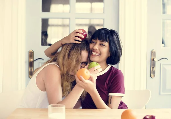 Zwei Frauen Die Zusammen Spaß Haben — Stockfoto