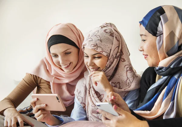 Sekelompok Wanita Islamik Duduk Sofa Dan Menggunakan Ponsel Pintar — Stok Foto