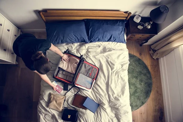 Mujer Dormitorio Empacando Para Viajar — Foto de Stock