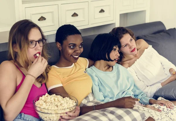 Zróżnicowane Kobiety Razem Jedzenie Popcorn — Zdjęcie stockowe