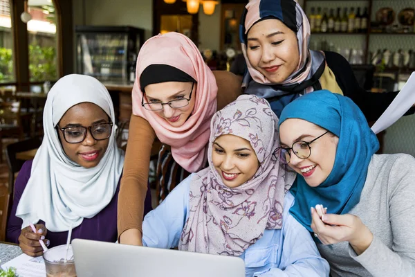 Femmes Islamiques Amis Travaillant Ensemble — Photo