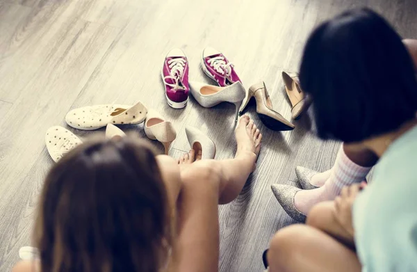 Mujeres Probándose Zapatos Nuevos — Foto de Stock