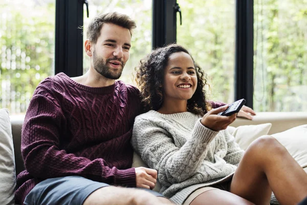 Couple Regardant Une Émission Télévision Ensemble — Photo